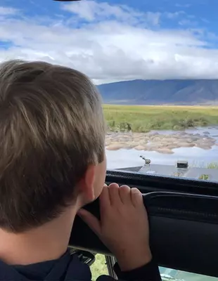 dreng på safari i Tanzania