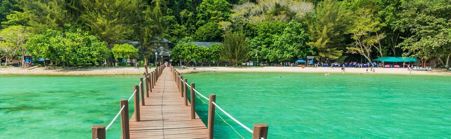 Bro i vandet på Gaya Island i Malaysia