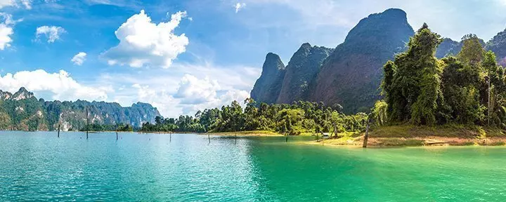 Solrig dag ved Cheow Lan-søen i Khao Sok Nationalpark.