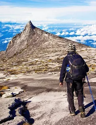 Mand trekker på Mount Kinabalu i Malaysia
