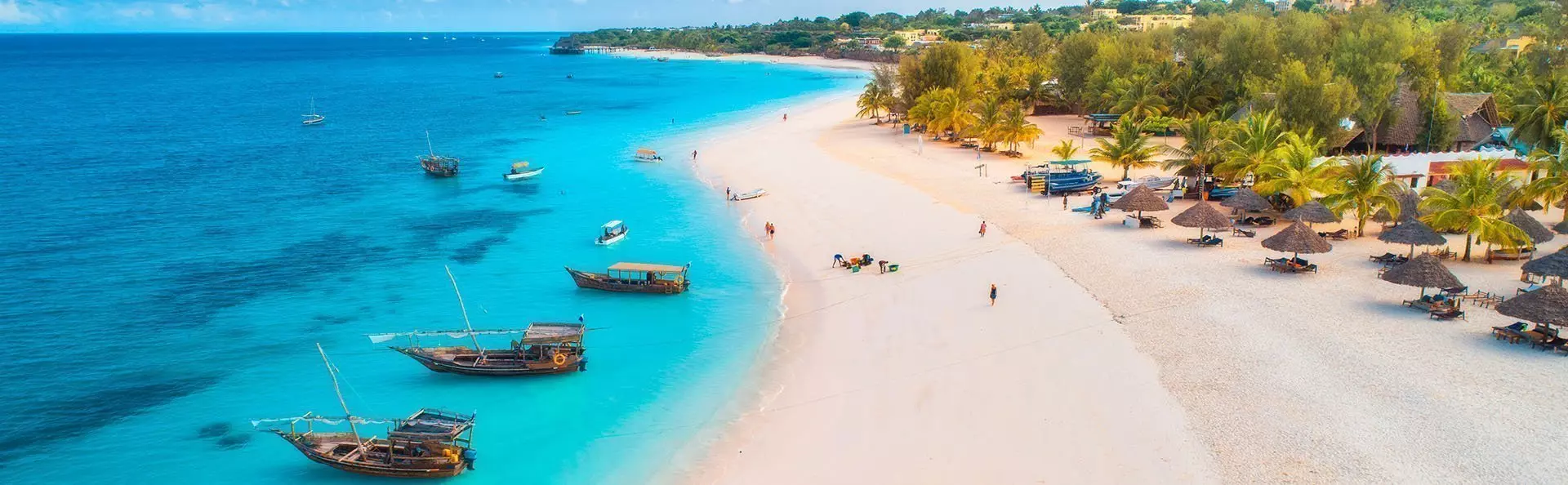 både i vandet på stranden på Zanzibar