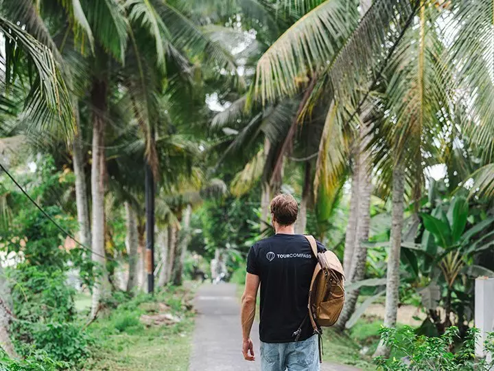 man dgår med TourCompass t-shirt på øen Bali i Indonesien