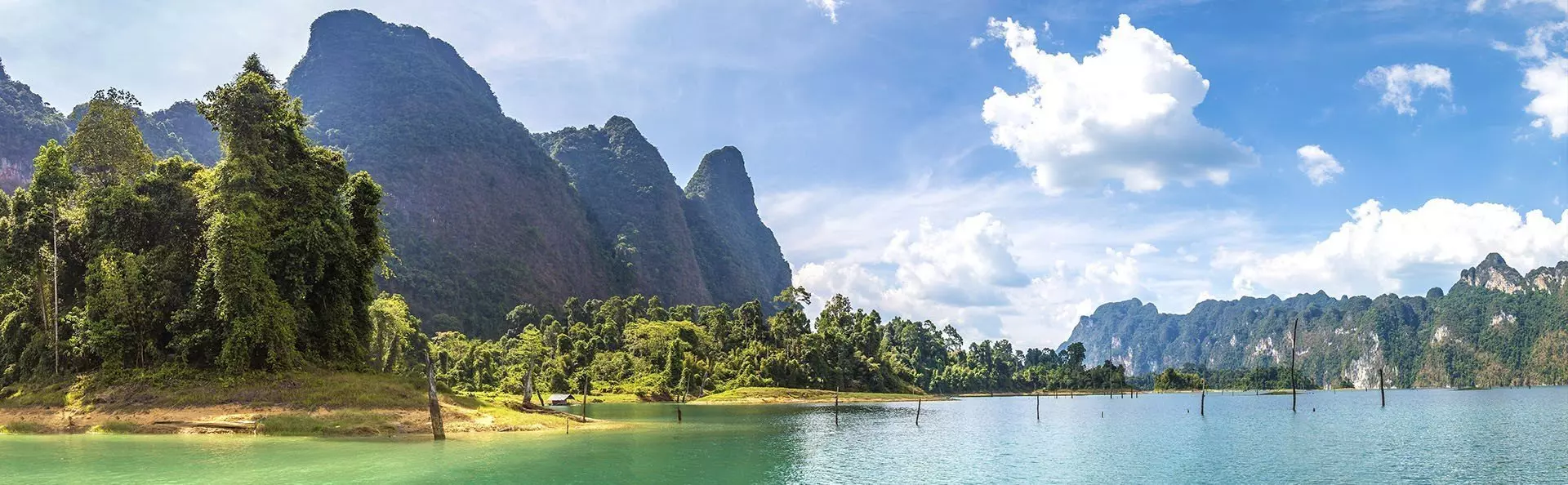 Solrig dag ved Cheow Lan-søen i Khao Sok Nationalpark.