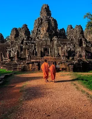 2 munke foran Bayon-templet ved Angkor i Cambodia