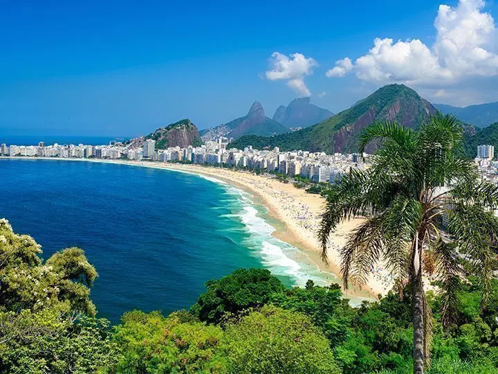 Copacabana Beach og Sugar Loaf Mountain set fra luften i Rio de Janeiro, Brasilien